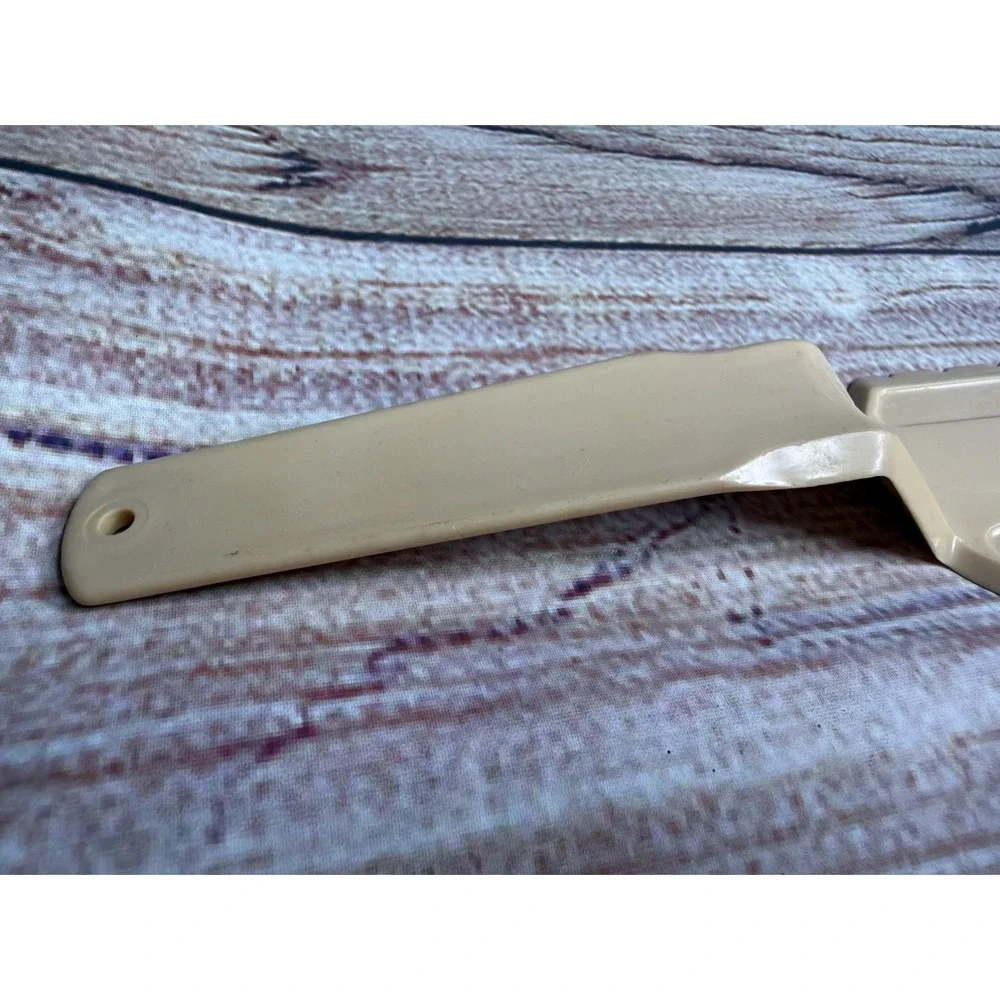 Tupperware Cut n Serve Pie & Cake Pastry Server Serrated Cream Ivory #1228-7